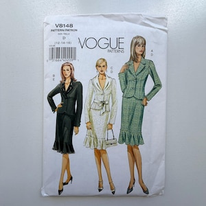 Könnte beinhalten: Vogue Patterns Schnittmuster V8148. Das Schnittmuster enthält drei Anzugdesigns mit Jacken und Röcken. Das Cover zeigt Illustrationen der Anzüge in Schwarz, Weiß und Grün. Die Mustergröße ist D (12-14-16).