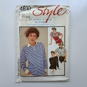 Könnte beinhalten: Ein Vintage-Schnittmuster mit dem Titel "Style" mit einer Frau in einem blau-weiß gestreiften Poloshirt. Das Muster enthält Abbildungen anderer Hemddesigns. Die Musternummer ist 4810.