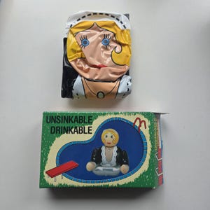 1980s Unsinkable Drinkable Inflatable Pool Drink Holder – 14 x 21 x 3.5 cm (5.5 x 8.3 x 1.4 in) - Made in Taiwan