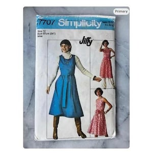 Op de afbeelding: Vintage Simplicity naaipatroon 7707, met een blauw jurk ontwerp. Het patroon bevat maat 12, met een borstomvang van 87 cm. De cover toont illustraties van de jurk en het woord "Jiffy".