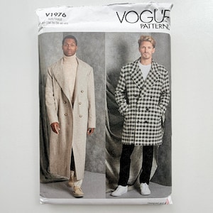 Può includere: Busta per cartamodello Vogue Patterns V1976 con due modelli di cappotto. Uno è un cappotto lungo doppiopetto color beige con bottoni, l'altro è un cappotto più corto doppiopetto con motivo pied-de-poule bianco e nero e bottoni.