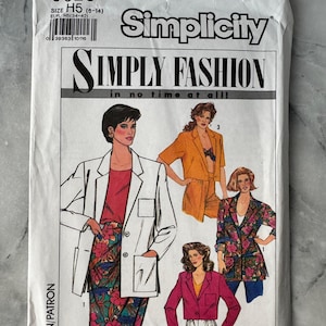Op de afbeelding: Een Simplicity naaipatroon envelop met illustraties van damesblazers en een bloemenrok. De envelop is wit met de tekst "SIMPLY FASHION" en patroonnummer 9628. Maat H5 (6-14) is aangegeven.