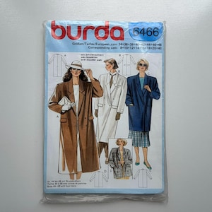 Puede incluir: Un paquete de patrones de costura Burda 6466 con ilustraciones de abrigos y chaquetas de mujer. El paquete incluye información de tallas en tallas europeas y correspondientes. La portada muestra una combinación de colores marrón, blanco y azul.