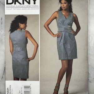 Könnte beinhalten: Ein DKNY Vogue Patterns Schnittmuster für ein ärmelloses Kleid. Das Schnittmuster hat ein V-Ausschnitt-Oberteil und einen knielangen Rock. Das Model auf dem Bild trägt das Kleid. Das Schnittmuster ist in Größe AA (6-8-10-12).