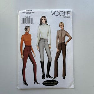 Puede incluir: Patrón de costura Vogue Patterns 7605. El patrón presenta ilustraciones de tres conjuntos diferentes: un cuello alto y pantalones, una camisa abotonada y pantalones, y un cuello alto con pantalones. El patrón está diseñado para tejidos de punto.