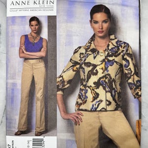 Könnte beinhalten: Schnittmuster Anne Klein V1167 von Vogue Patterns American Designer. Das Schnittmuster zeigt eine Frau in einem blauen Oberteil und einer beigen Hose sowie eine weitere in einer Blumenjacke und einer beigen Hose. Die Mustergröße ist BB (8-10-12-14).