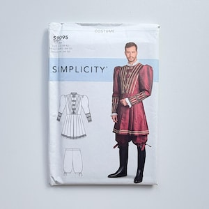 Może przedstawiać: Koperta z wykrojem krawieckim Simplicity S9095 przedstawiająca kostium w stylu historycznym, składający się z ciemnoczerwonej tuniki z długim rękawem ze złotymi wykończeniami, pasujących spodni do kolan oraz czarnych butów. Zawiera rysunki.