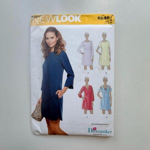 Könnte beinhalten: Ein New Look Schnittmuster mit einer Frau in einem marineblauen Kleid mit Taschen. Das Muster enthält Illustrationen von vier Kleidungsstilen in Pastellfarben. Die Mustergröße ist U.S. 10-22.