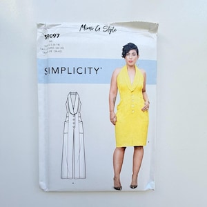 Può includere: Una busta per cartamodello Simplicity S9097 Mimi G Style con un abito giallo senza maniche con collo a scialle e chiusura frontale con bottoni. La confezione mostra un disegno tecnico del capo e una fotografia dell'abito finito.