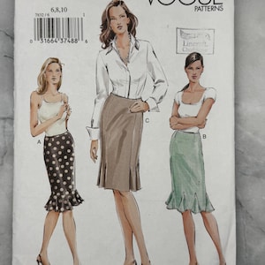 Op de afbeelding: Vogue Patterns naaipatroon V7832. Het patroon bevat illustraties van damesrokken en tops. De omslag bevat het Vogue-logo, het patroonnummer en maat informatie. Het patroon bevat een verscheidenheid aan rokstijlen.