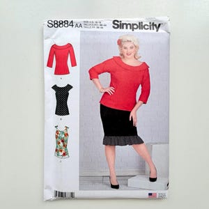 Può includere: Un pacchetto di modelli di cucito Simplicity, S8884 AA, con illustrazioni di top e una gonna. Il pacchetto mostra una donna con un top rosso e una gonna nera. Il testo sulla confezione recita "Simplicity" e "Since 1927".