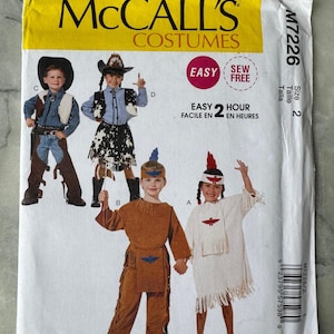 Peut inclure: Patron de couture McCall's Costumes pour enfants. Le patron présente des modèles de costumes de cow-boy et d'Amérindiens. L'emballage comprend le texte "EASY" et "SEW FREE". Taille 2.