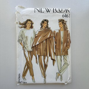 Pode incluir: Padrão de costura vintage New Look 6461 com três mulheres modelando diferentes roupas. As roupas incluem uma camisa branca de manga comprida e calças, um xale marrom e calças e um casaco marrom e calças. Fundo branco.