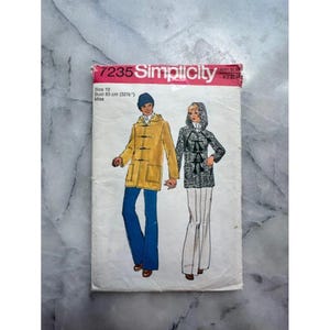 May include: Vintage Simplicity sewing pattern 7235. The pattern features illustrations of hooded coats. The front of the pattern reads "7235 Simplicity" and includes size 10, bust 83 cm, and the word "Miss".