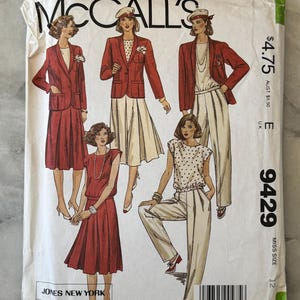 Op de afbeelding: Een vintage McCall's naaipatroon envelop met illustraties van damespakken en jurken. De ontwerpen omvatten blazers, rokken, broeken en jurken. De envelop heeft de tekst "McCall's" en "JONES NEW YORK".