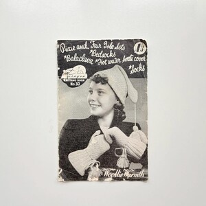 1950-talets Paragon stickbok nr 30 - Pixie- och Fair Isle-set, balaklava, sängsockor, strumpor och varmvattenflaskskydd - Tillverkad i Australien