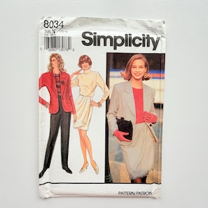 Peut inclure: Patron de couture Simplicity 8034, taille N (10-14). L'enveloppe présente des illustrations de deux tenues : un blazer rouge avec un pantalon noir et un col roulé crème avec une jupe, ainsi qu'une photo d'une personne portant un blazer et une jupe pied-de-poule.