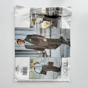 Puede incluir: Un sobre de papel para patrón de costura Vogue Men número 2836, tallas 44, 46, 48. El frente muestra tres fotografías de una persona con traje oscuro, camisa clara y corbata, con el texto Vogue Men y el número de patrón 2836 visible.