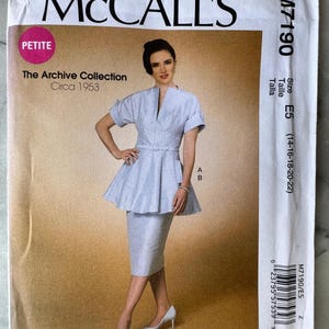 Może przedstawiać: Wzór krawiecki McCall's na sukienkę petite z The Archive Collection, około 1953 roku. Wzór przedstawia kobietę w jasnoniebieskiej sukience z topem z baskinką i ołówkową spódnicą. Rozmiar E5 (14-16-18-20-22).