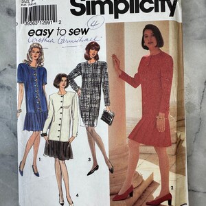 Könnte beinhalten: Vintage Simplicity Schnittmuster mit Illustrationen von Damenbekleidungsdesigns. Das Muster enthält verschiedene Stile, darunter Kleider und Jacken. Das Muster ist mit "easy to sew" gekennzeichnet und enthält den Namen des Designers, Dorothea Carmichael. Maße in cm.