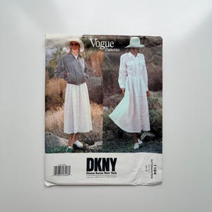Pode incluir: Padrão de costura vintage Vogue Patterns com designs DKNY. O padrão inclui imagens de uma jaqueta, saia e vestido. O padrão é rotulado com o logotipo DKNY e Vogue American Designer.