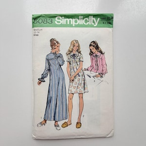 Könnte beinhalten: Ein Simplicity 5083 Schnittmusterumschlag für die mittlere Größe 12-14. Die Abbildung zeigt drei Kleidungsstücke: ein bodenlanges, gestreiftes Kleid mit langen Ärmeln, ein kurzes Blumenkleid mit kurzen Ärmeln und eine rosa Langarmbluse.