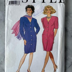 Könnte beinhalten: Vintage Schnittmuster mit Abbildungen von zwei Kleidern mit Knöpfen. Die Schnittmuster-Nummer ist 2175, die Größen sind 44-54. Auf dem Cover steht das Wort "STYLE" in Schwarz. Das Schnittmuster ist von "ncraft MELBOURNE".