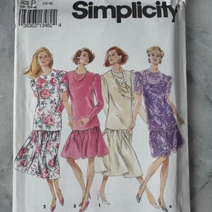 Może przedstawiać: Pakiet wykroju krawieckiego Simplicity z ilustracjami czterech sukienek w różnych kolorach i wzorach. Opakowanie ma numer 8173 i napis "Simplicity". Sukienki są w kwiatowe i jednolite wzory.