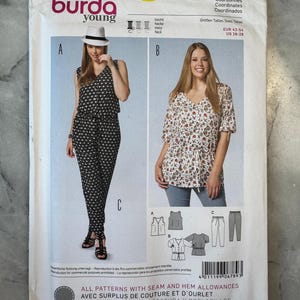 Op de afbeelding: Een naaipatroonpakket "Burda Young 6789" toont een jumpsuit en een blouse. De verpakking bevat maatdetails en de tekst "ALL PATTERNS WITH SEAM AND HEM ALLOWANCES". Maten EUR 42-54 en US 16-28.