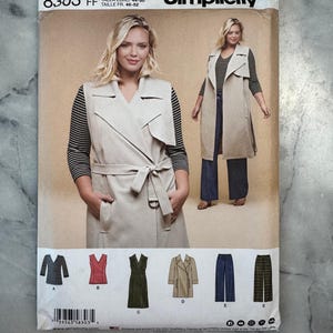 Może przedstawiać: Wzór szycia Simplicity 8303 przedstawiający kobietę w beżowym trenczu i innych opcjach odzieży. Wzór zawiera rozmiary 44-50. Opakowanie ma logo Simplicity i numer 8303.
