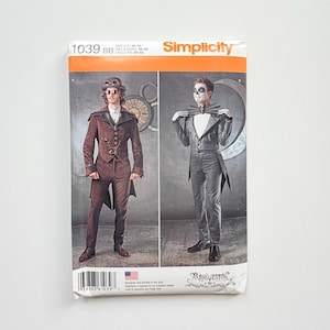 Könnte beinhalten: Ein Simplicity 1039 BB Schnittmusterumschlag mit zwei Kostümvarianten. Eine zeigt eine braune Jacke und Hose im Steampunk-Stil, die andere einen schwarzen Frack mit fledermausartigem Kragen. Der Text enthält die Größen US 46-52 und Euro 56-62.