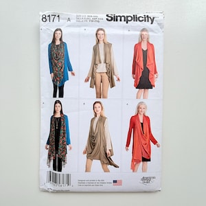Può includere: Modello di cucito Simplicity 8171 con cardigan e gilet drappeggiati da donna. Il modello include più modelli con diversi stili e lunghezze. Il modello è progettato e stampato negli Stati Uniti.