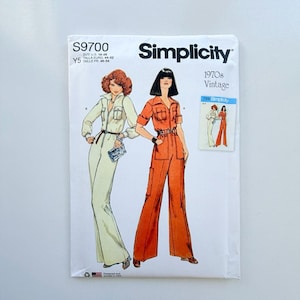 Könnte beinhalten: Eine Simplicity S9700 Schnittmusterhülle mit Vintage-Jumpsuit-Designs aus den 1970er Jahren. Das Cover zeigt zwei Illustrationen von Jumpsuits, einen in Hellgelb und einen in Orange, mit Text wie S9700, Simplicity und 1970s Vintage.
