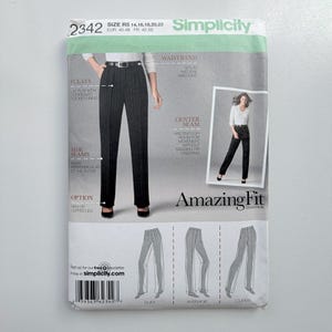 Peut inclure: Patron de couture Simplicity 2342 pour pantalon en tailles R5 14-22. L'emballage présente un fond blanc avec une illustration de pantalon à rayures noires, des schémas techniques et une photo du vêtement fini. Inclut des étiquettes pour la ceinture, les plis, les coutures latérales et la couture centrale.