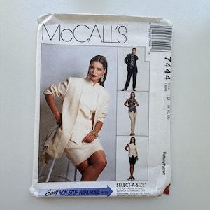 Może przedstawiać: Opakowanie wykroju krawieckiego McCall's z kobietą w kremowym garniturze. Opakowanie zawiera zdjęcia różnych opcji stroju. Tekst na opakowaniu brzmi "Easy Non-Stop Wardrobe" i "Select-A-Size". Numer wzoru to 7444.