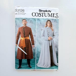Op de afbeelding: Een Simplicity Costumes naaipatroon envelop S3126 met twee ontwerpen. Eén toont een bruine tuniek met lange mouwen, een gouden sjerp en een zwaard. De andere toont een lichtgrijze jas met lange mouwen, een hoge kraag en knopen aan de voorzijde.
