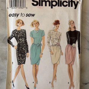 Może przedstawiać: Pakiet z wykrojem do szycia Simplicity w stylu vintage. Pakiet zawiera ilustracje czterech różnych wzorów sukienek. Tekst "easy to sew" jest wydrukowany na przodzie. Opakowanie jest oznaczone numerem 8166 i rozmiarem Y (18-22).