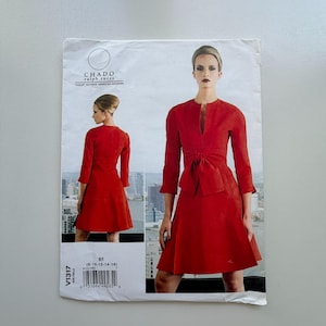 Pode incluir: Um padrão de costura com um design de vestido vermelho. O padrão inclui imagens do vestido de diferentes ângulos, com decote em V, mangas três quartos e um laço na cintura. O padrão é rotulado como "CHADO ralph rucci" e "V1317".