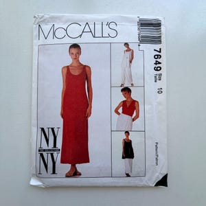 Könnte beinhalten: McCall's Schnittmusterumschlag mit einem roten Kleid-Design. Der Umschlag enthält Bilder verschiedener Kleidungsstile, mit dem Text "NY NY THE COLLECTION" und "7649 Größe 10".
