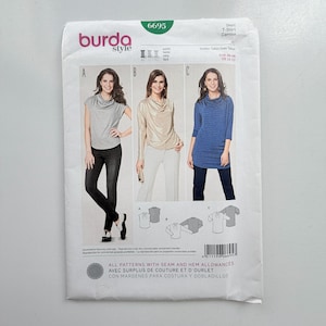 Op de afbeelding: Een Burda Style 6695 naaipatroon-envelop voor een shirt, T-shirt en camisole. De voorzijde toont drie variaties van een top met watervalhals in grijs, goud en blauw, met technische lijntekeningen die constructiedetails en naadtoeslagen weergeven.