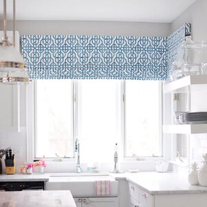 Faux Flat Roman Shade Valance / Azul + Blanco / Veronica Bradley Interiors / Estilo de dobladillo más corto / Lacefield Design Imperial Seaside