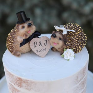 Adorabile topper per torta nuziale a forma di riccio/statuina di coppia di animali del bosco/decorazione personalizzabile per sposi e sposi per matrimonio rustico-matrimonio nel bosco