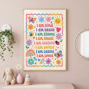 Può includere: Un poster da parete rettangolare con un bordo arcobaleno smerlato e illustrazioni colorate di fiori, una farfalla, un'ape, una coccinella, un sole e un arcobaleno. Il testo recita: I am Kind, I am brave, I am Strong, I am Smart, I am GRATEFUL, I am UNIQUE, I am CARING, I am Loved.