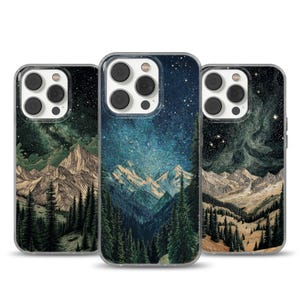 Può includere: Tre custodie per telefono con design paesaggistici notturni. Ogni custodia presenta una scena diversa del cielo notturno con montagne e alberi. Le custodie hanno un bordo trasparente e una finitura lucida. I design includono sfumature di verde, blu e marrone.