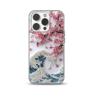 Könnte beinhalten: Transparente Handyhülle mit einem 3D-Design einer japanischen Welle und Kirschblüten. Die Welle ist weiß und blau, und die Blüten sind rosa. Die Hülle hat einen transparenten Rand und einen Kameraausschnitt.