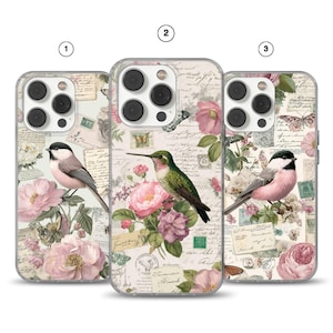 Puede incluir: Tres fundas para teléfono con diseños florales y de aves. Cada funda presenta un ave diferente, incluyendo un colibrí y otras dos aves, sobre un fondo de escritura vintage, mariposas y flores rosas. Las fundas tienen un diseño transparente y protector.
