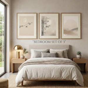 以下が含まれることがあります： ニュートラルな色調の、3つの額入りアートプリントの寝室セット。プリントには、月、竹、風景のミニマリストデザインが施されています。寝室には、ニュートラルな寝具のベッド、ジュートラグ、ランプ付きの木製ナイトスタンドがあります。