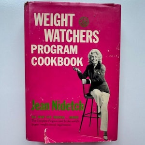 Puede incluir: Un juego de tres tazas de cerámica con un acabado mate moteado. Las tazas son en tonos crema, gris claro y gris oscuro. Cada taza tiene un diseño simple y minimalista, ideal para café o té.