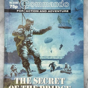 Puede incluir: Portada de cómic vintage "Commando" con el texto "Para la acción y la aventura". La ilustración muestra un soldado paracaidista, con otros soldados y un puente al fondo. El título "El secreto del puente" se muestra.