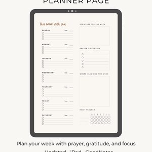 Op de afbeelding: Digitale christelijke weekplannerpagina op een tablet. De planner bevat secties voor Schrift, gebed en het bijhouden van gewoonten. De tekst bevat "This Week with God" en "Digital Download."
